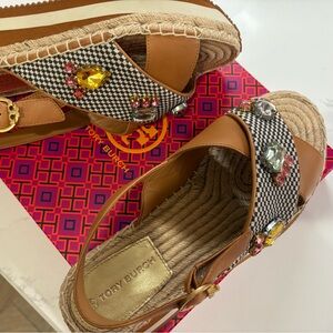 TORY BURCH DAISY CRYSTAL PLATFORM SANDAL. WOMENS SIZE 9. New in box. Multi Gems!